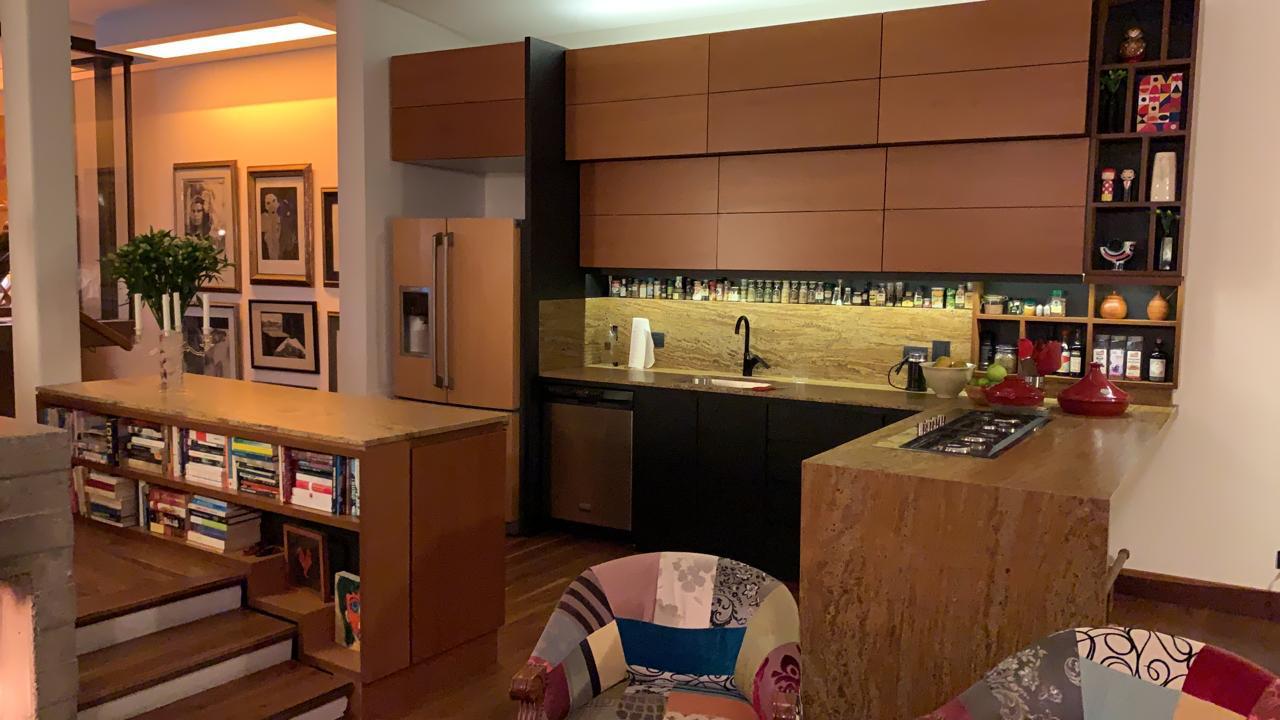Cocina moderna con mesón en mármol y granito de alta calidad en Bogotá